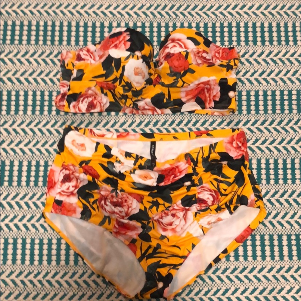 Torrid yellow flower swimsuit size 3x New